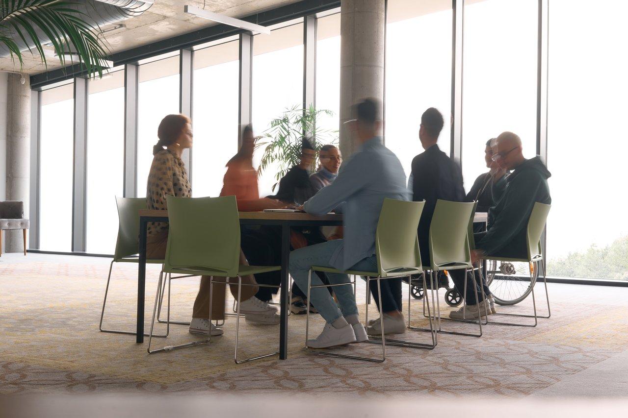 Réunion d’un conseil communautaire en pleine délibération, illustrant la diversité et la collaboration au sein d'un community council meeting.