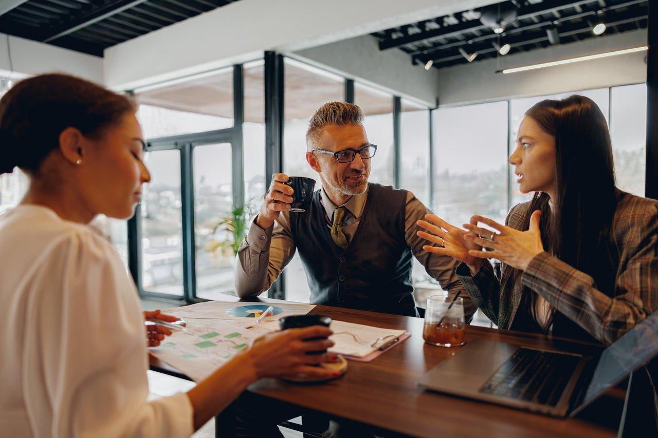 Réseautage local d'affaires lors d'une réunion collaborative dans un espace de travail moderne et innovant.